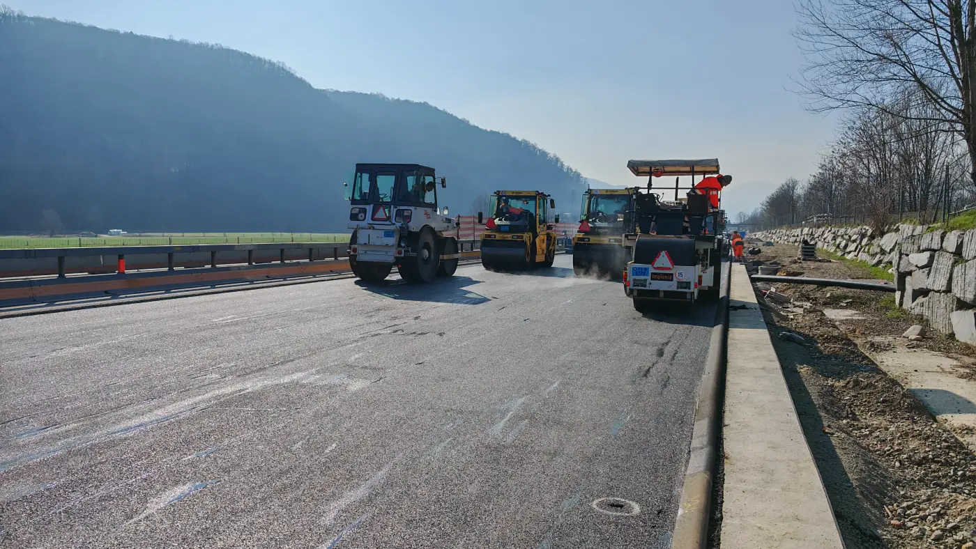 Rulli e finitrice sull'autostrada A2