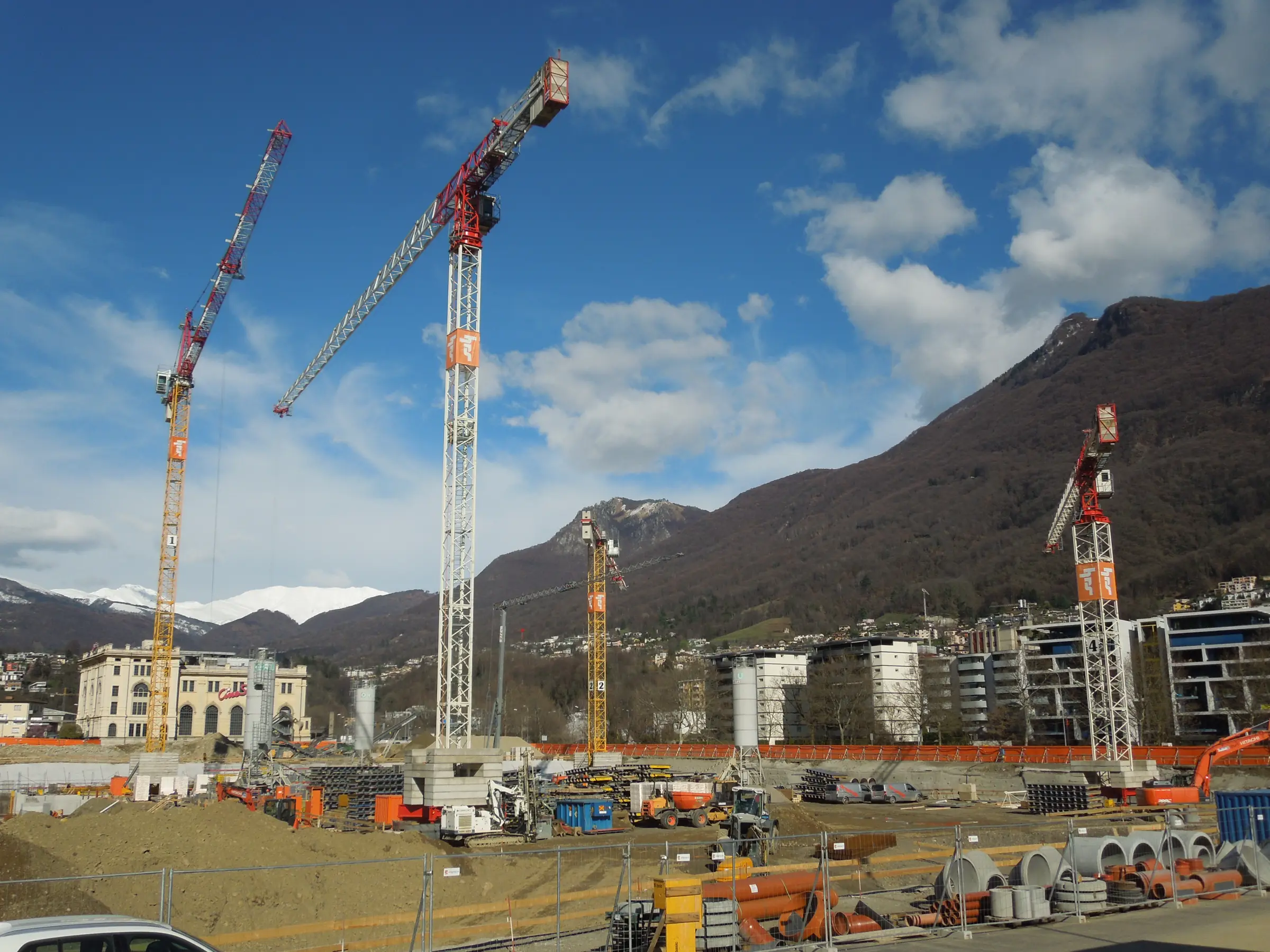 Gru sul cantiere dell'Arena Sportiva PSE di Cornaredo, Lugano