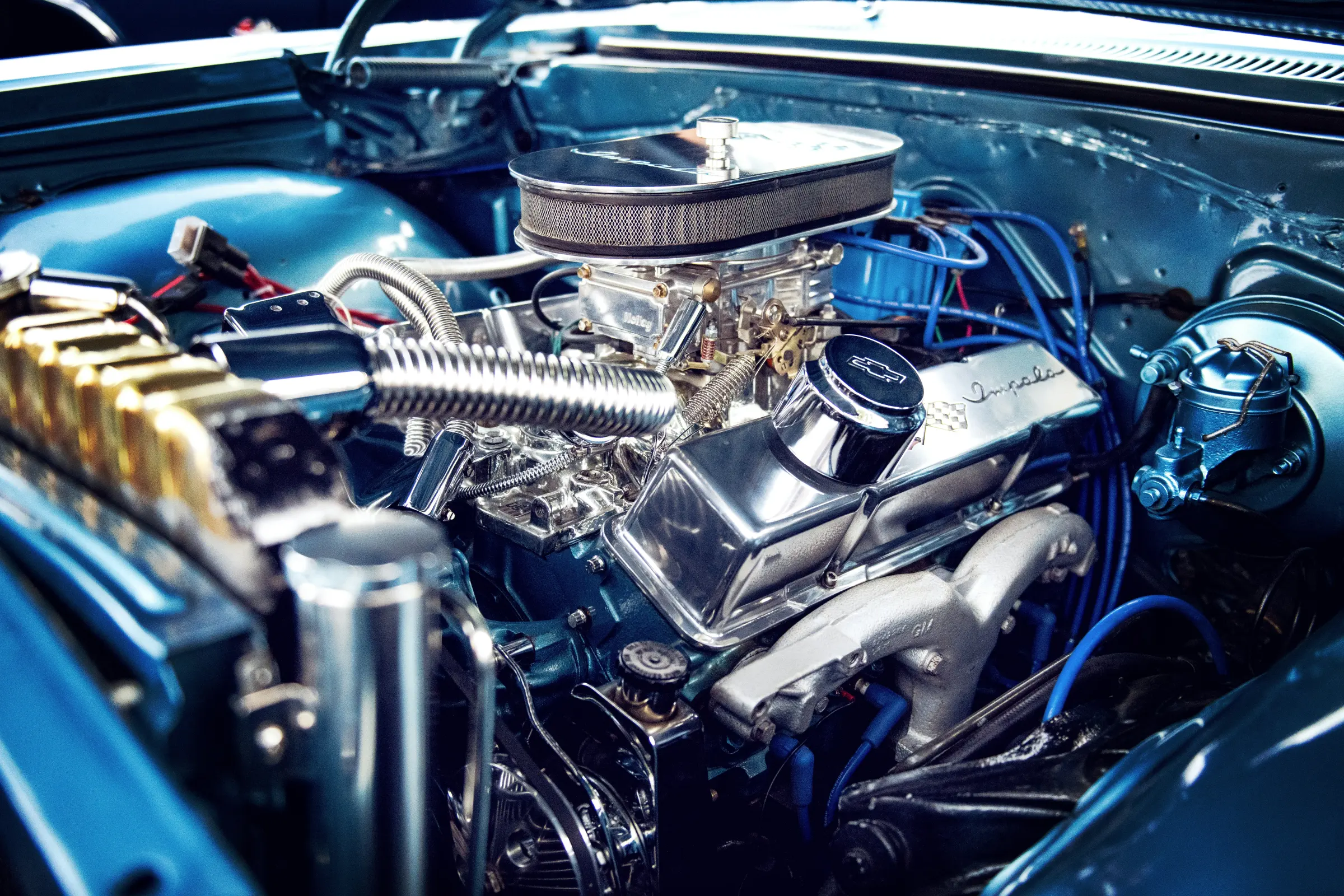 Vano motore cromato di un'auto d'epoca blu