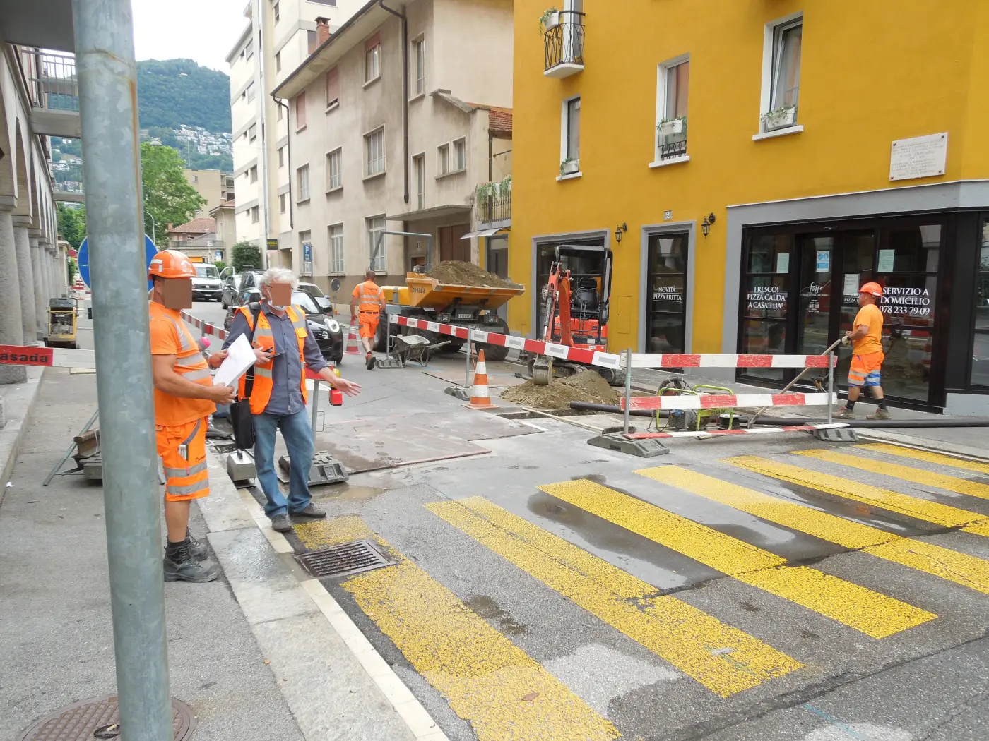 Operai in arancione su un cantiere stradale a Molino Nuovo