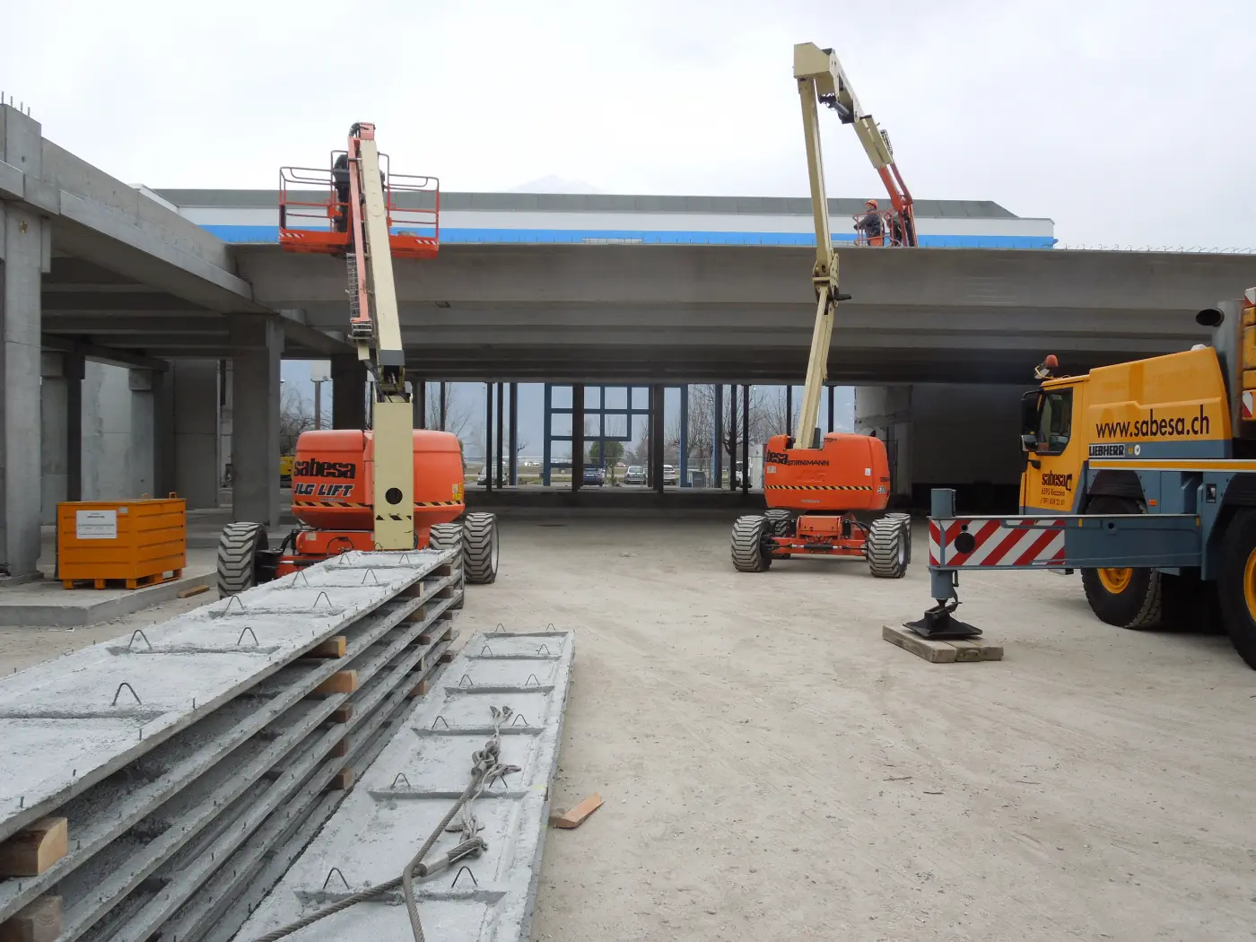 Piattaforme di lavoro elevabili arancioni sul cantiere POLIPARK