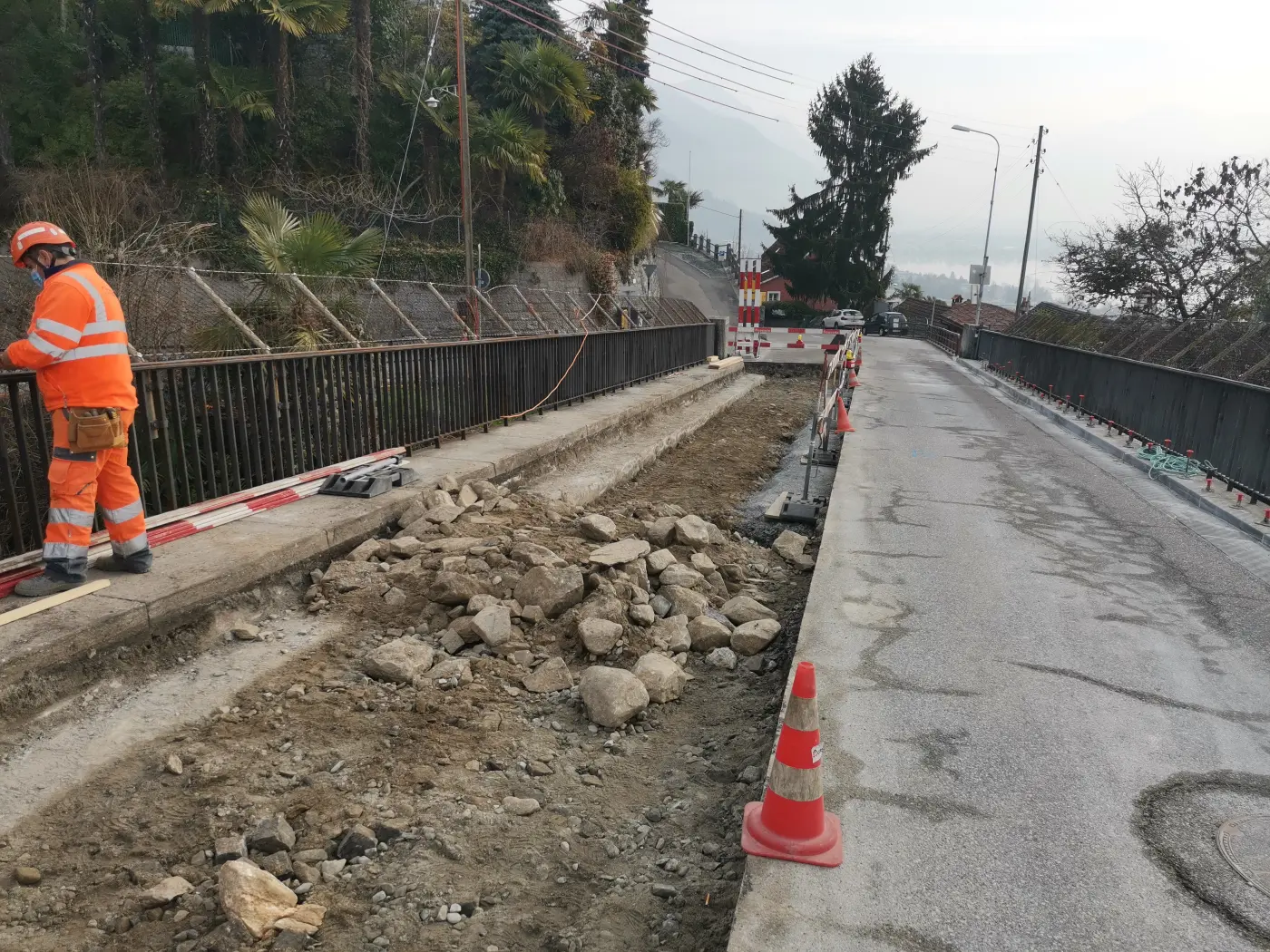 Risanamento del ponte Gutta con operaio in tenuta ad alta visibilità