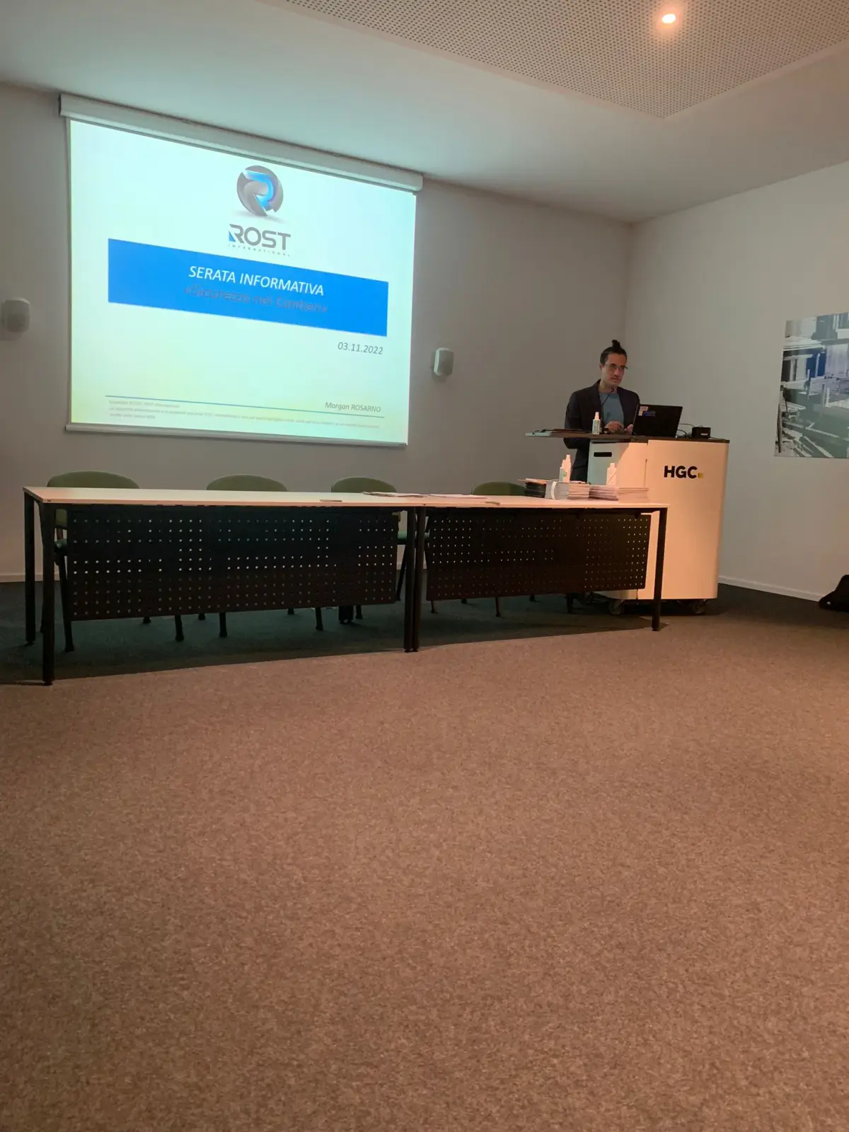 Serata informativa in aula con presentazione proiettata