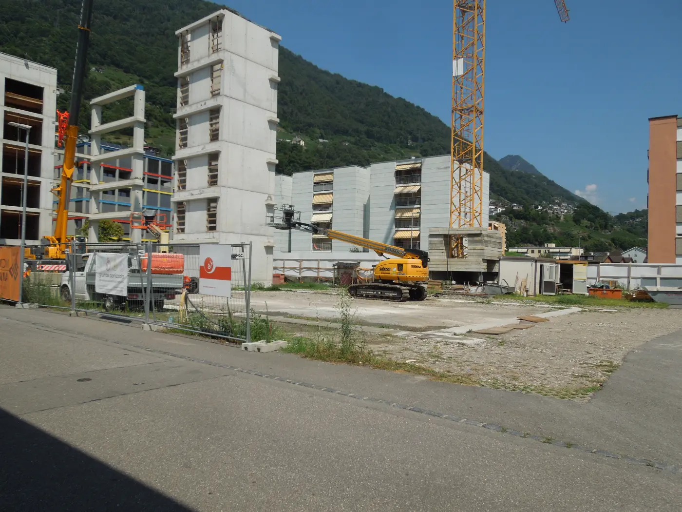 Montaggio di elementi prefabbricati con gru e piattaforme