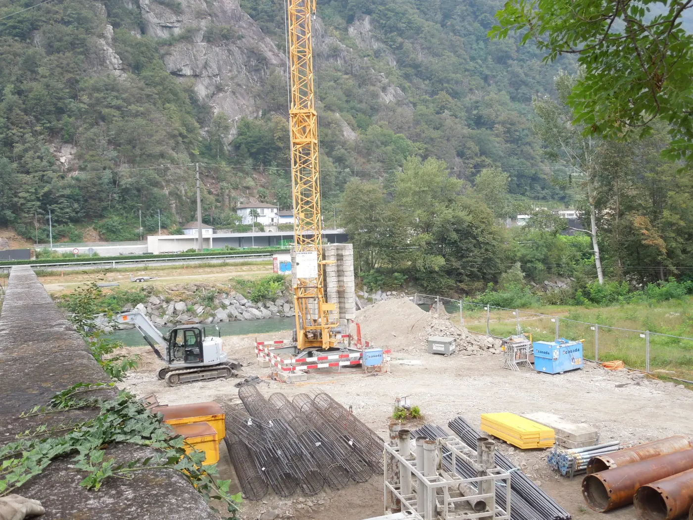 Gru e escavatore lungo il fiume per la passerella Torretta